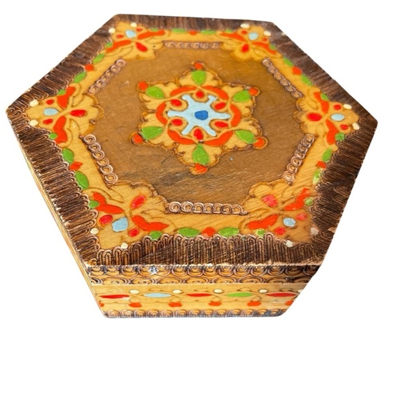 Polish Hand Crafted Vintage Painted Wood Burning Octogan Hinged Wood Box 1970’s - Picture 9 of 9